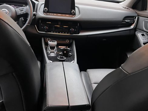 Used 2021 Nissan Rogue SV w/ Premium Package image 11