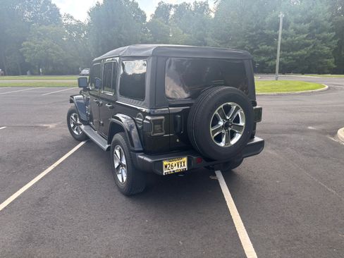 Used 2018 Jeep Wrangler Unlimited Sahara w/ Dual Top Group AWD/4WD image 4