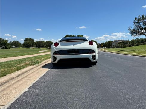 Used 2011 Ferrari California image 9
