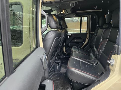 Used 2022 Jeep Gladiator Rubicon w/ Cold Weather Group image 18