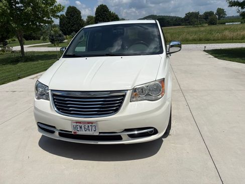 Used 2012 Chrysler Town & Country Touring-L w/ Entertainment Group #2 FWD image 2