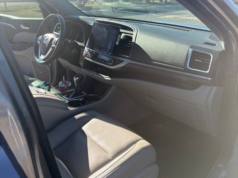 Used 2019 Toyota Highlander Limited image 11