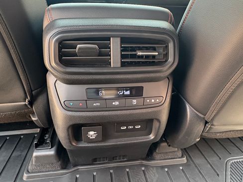 Used 2025 Honda Pilot TrailSport image 11