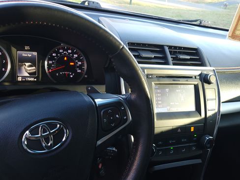 Used 2016 Toyota Camry SE image 14