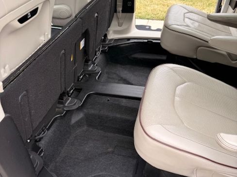 Used 2017 Chrysler Pacifica Limited w/ Advanced Safetytec Group image 18