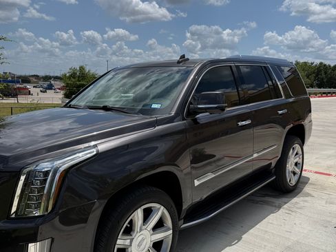 Used 2017 Cadillac Escalade Luxury AWD/4WD image 5