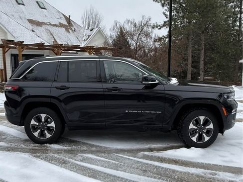 Used 2022 Jeep Grand Cherokee Limited 4xe w/ Luxury Tech Group II image 2