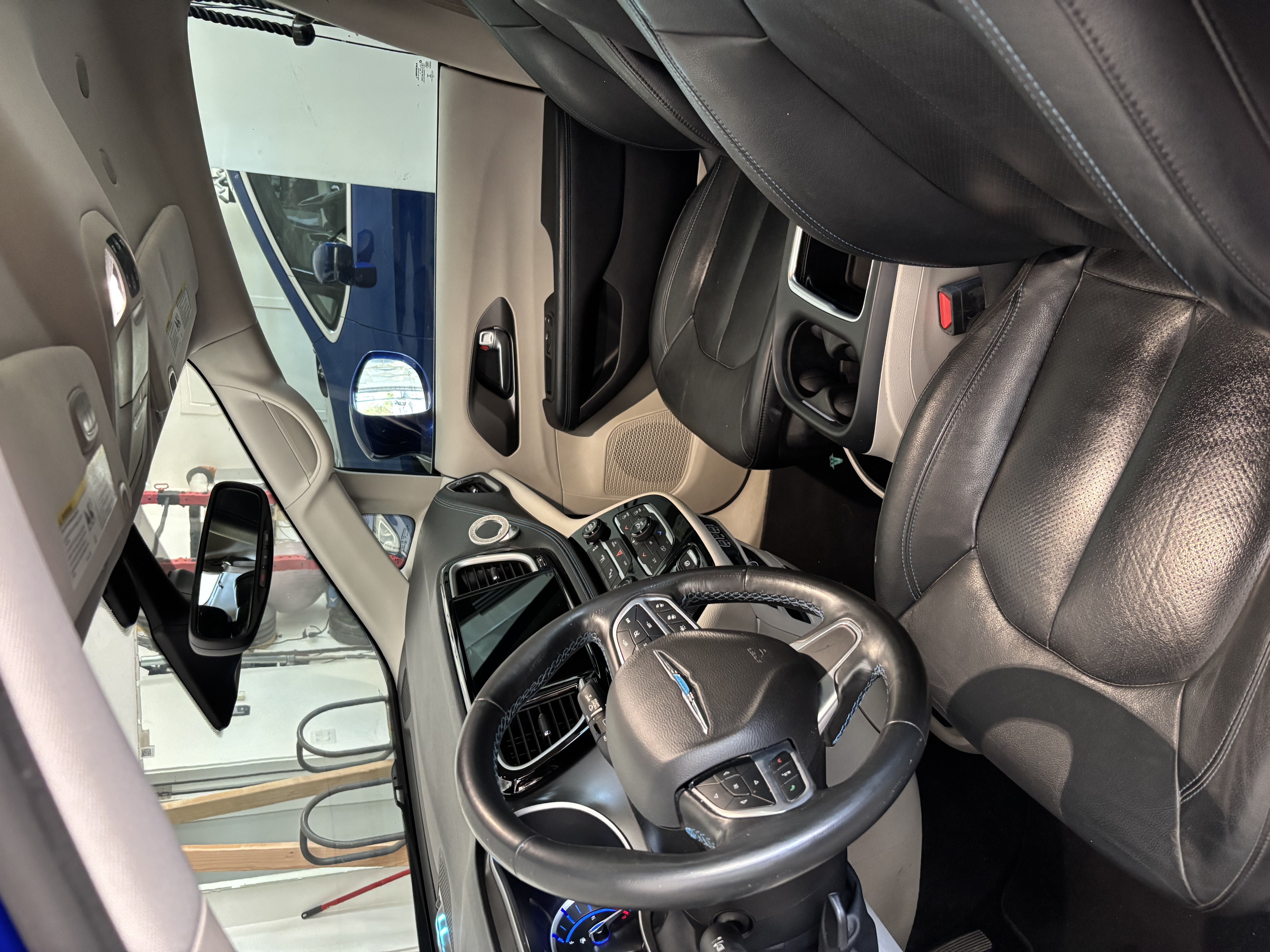 Used 2021 Chrysler Pacifica Touring-L FWD image 8