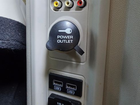 Used 2015 Chrysler Town & Country Limited Platinum image 19