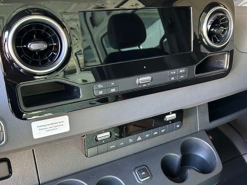 Used 2022 Mercedes-Benz Sprinter 3500 image 13