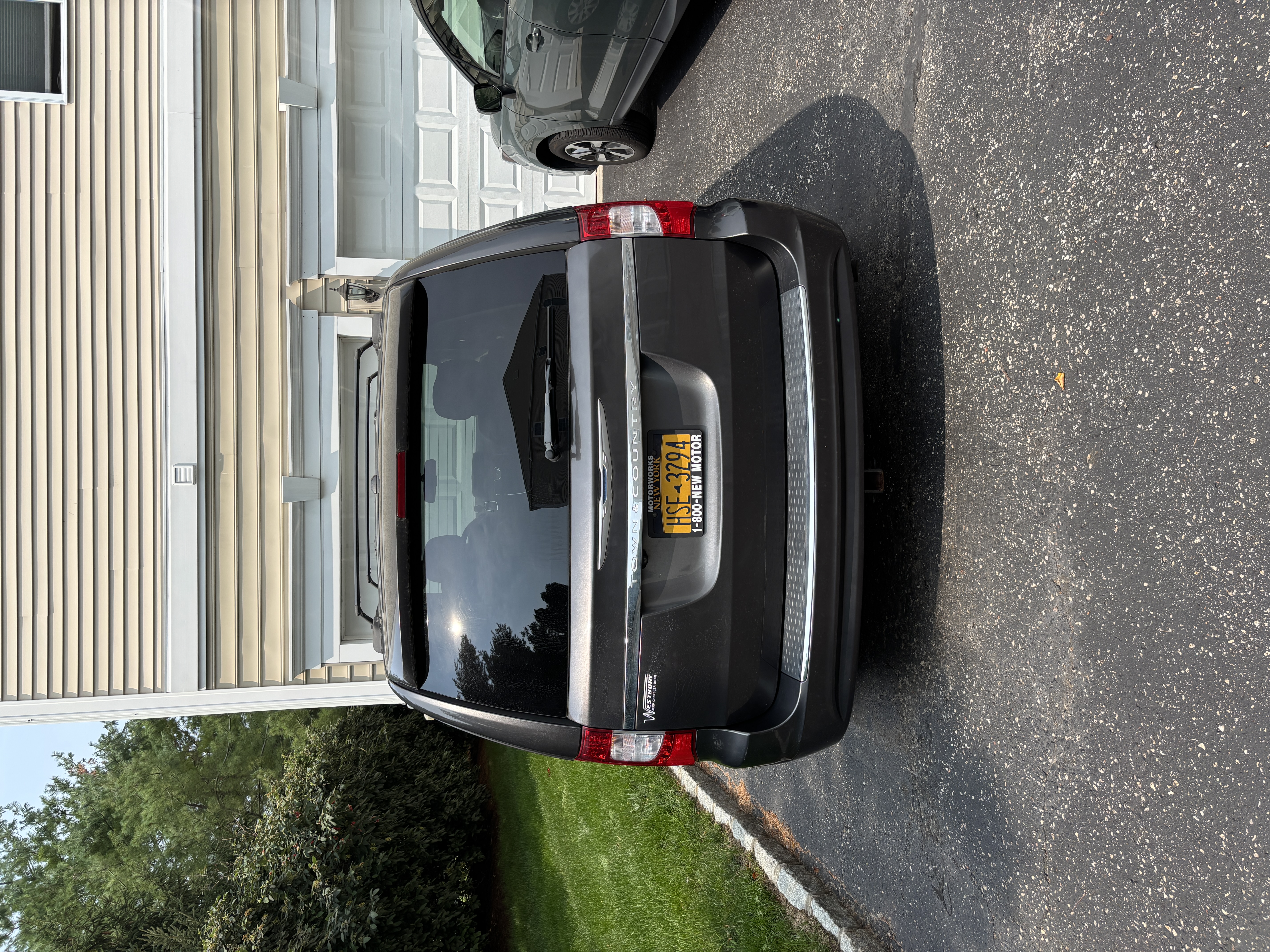 Used 2015 Chrysler Town & Country Touring FWD image 9