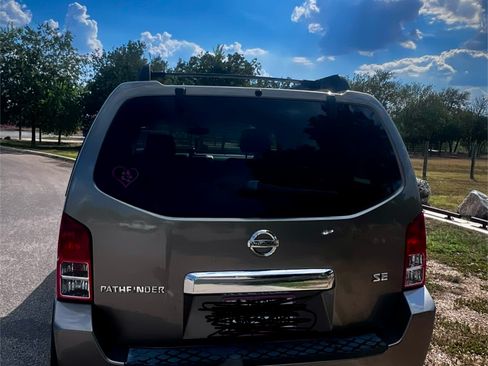 Used 2006 Nissan Pathfinder SE image 2