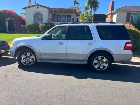 Used 2010 Ford Expedition Eddie Bauer image 2