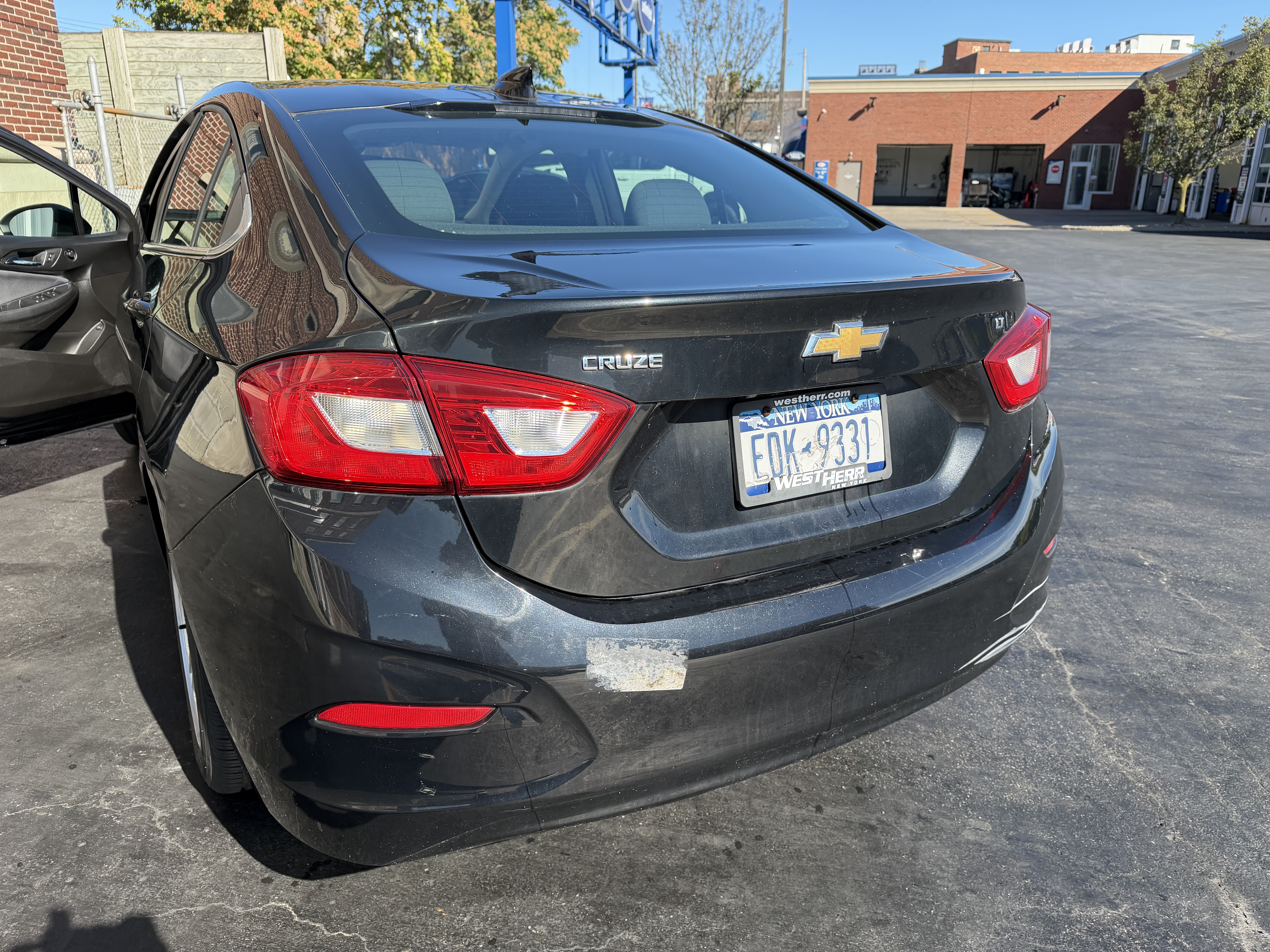 Used 2018 Chevrolet Cruze LT w/ Convenience Package FWD image 10