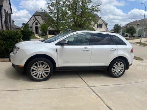 Used 2010 Lincoln MKX AWD image 2