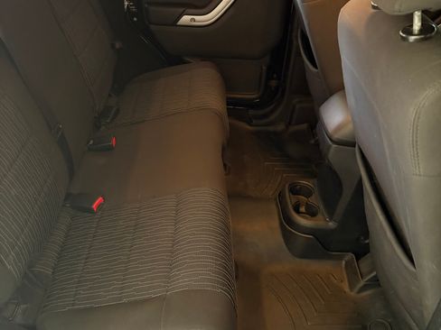 Used 2011 Jeep Wrangler Unlimited Sahara w/ Connectivity Group AWD/4WD image 21
