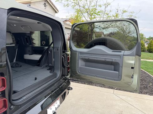 Used 2025 Land Rover Defender 130 X-Dynamic SE image 17