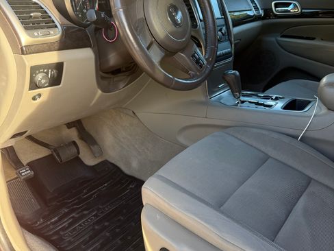 Used 2011 Jeep Grand Cherokee Laredo w/ Trailer Tow Group AWD/4WD image 11