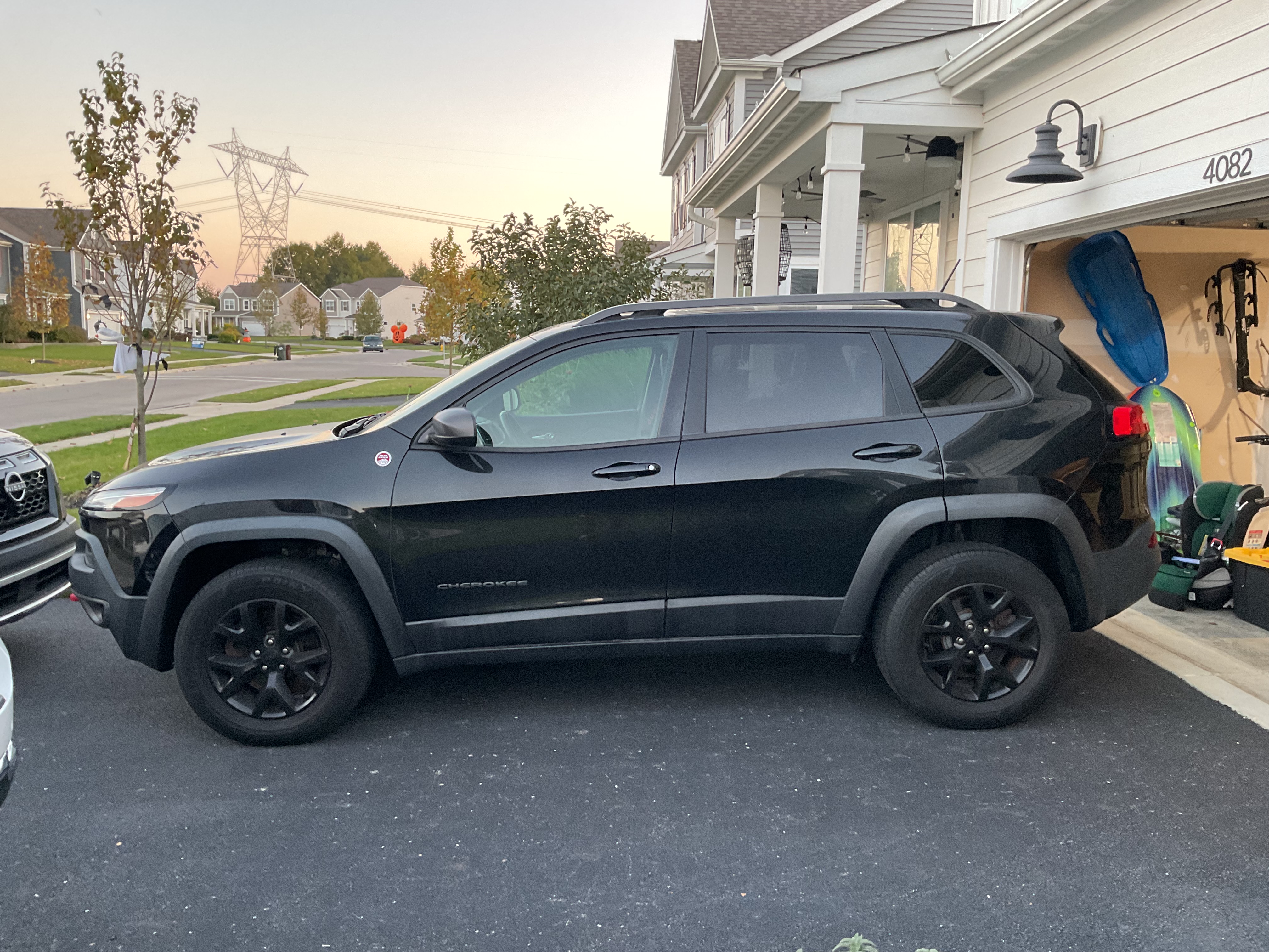 Used 2015 Jeep Cherokee Trailhawk w/ Cold Weather Group AWD/4WD image 2