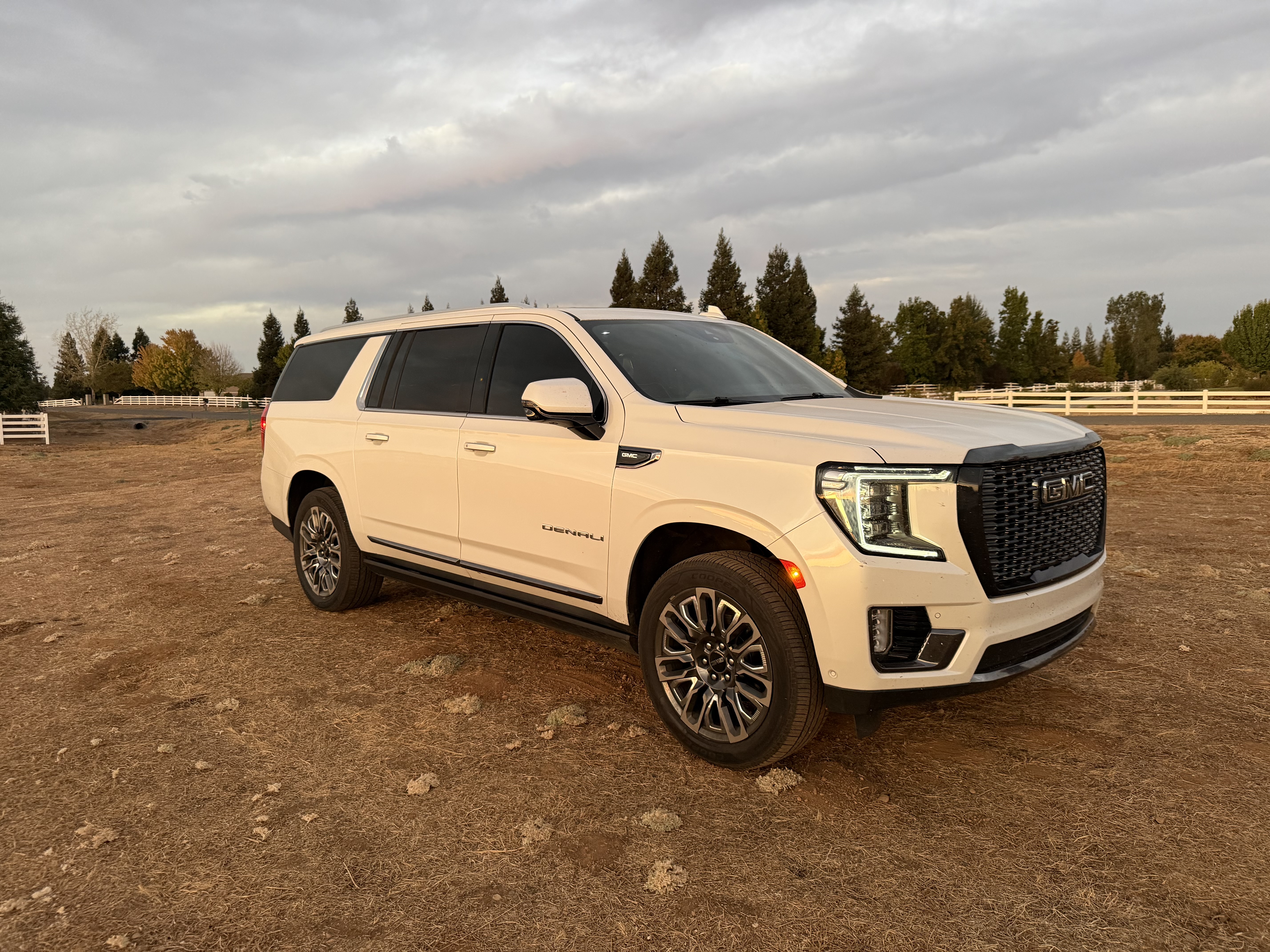 Used 2023 GMC Yukon XL Denali Ultimate AWD/4WD image 2