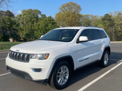 Used 2018 Jeep Grand Cherokee Laredo image 2