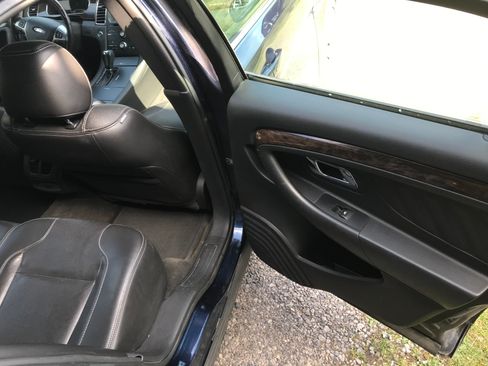 Used 2016 Ford Taurus Limited FWD image 16