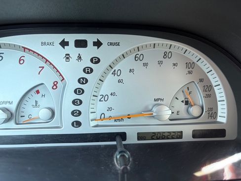 Used 2004 Toyota Camry SE image 2