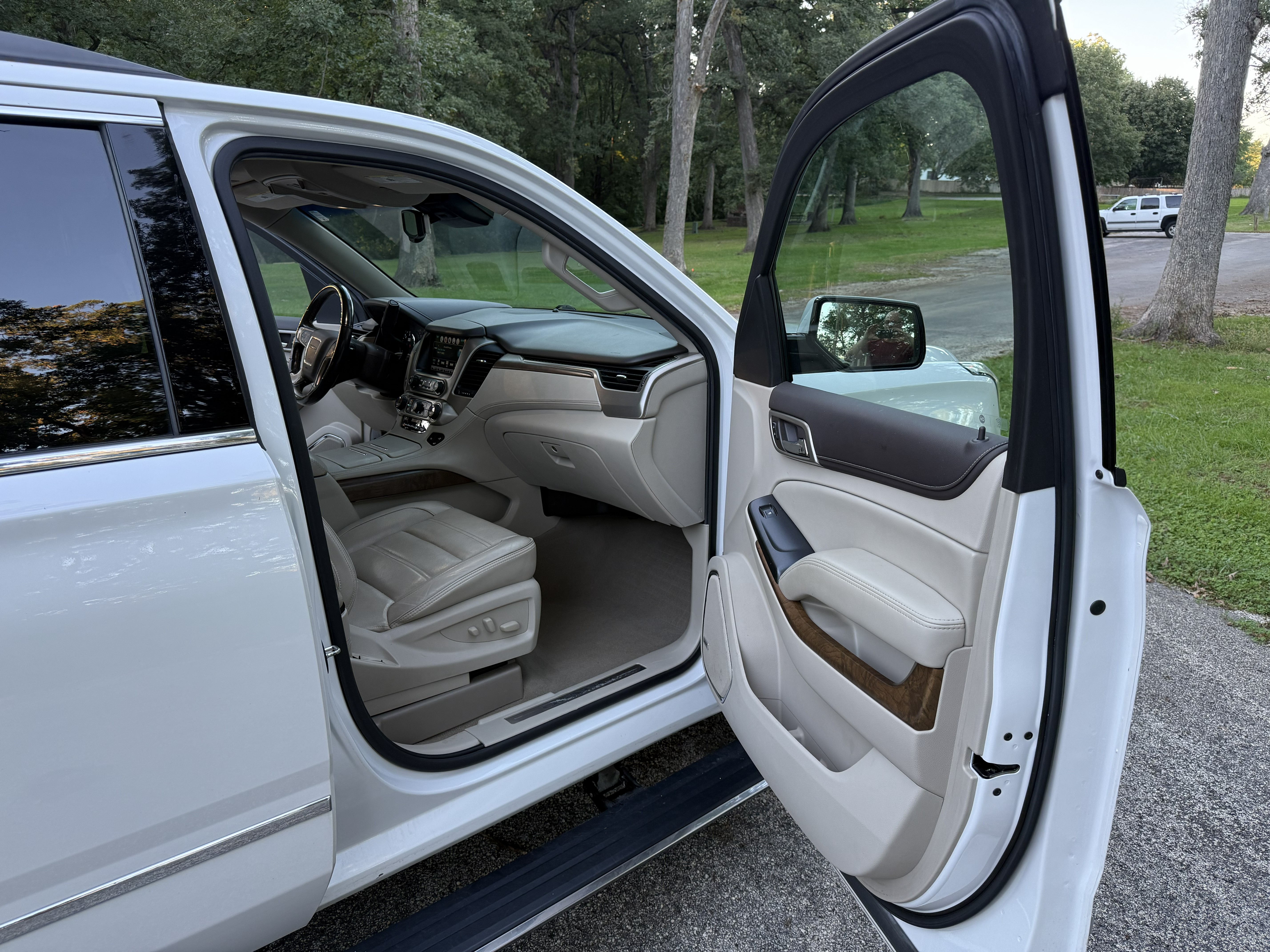 Used 2019 GMC Yukon XL Denali w/ Denali Ultimate Package AWD/4WD image 11