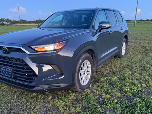 Used 2024 Toyota Grand Highlander FWD image 2