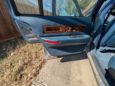 Used 1993 Cadillac Fleetwood Sedan image 21