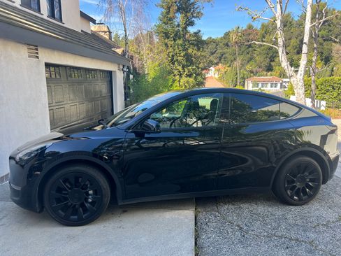 Used 2021 Tesla Model Y Long Range image 1