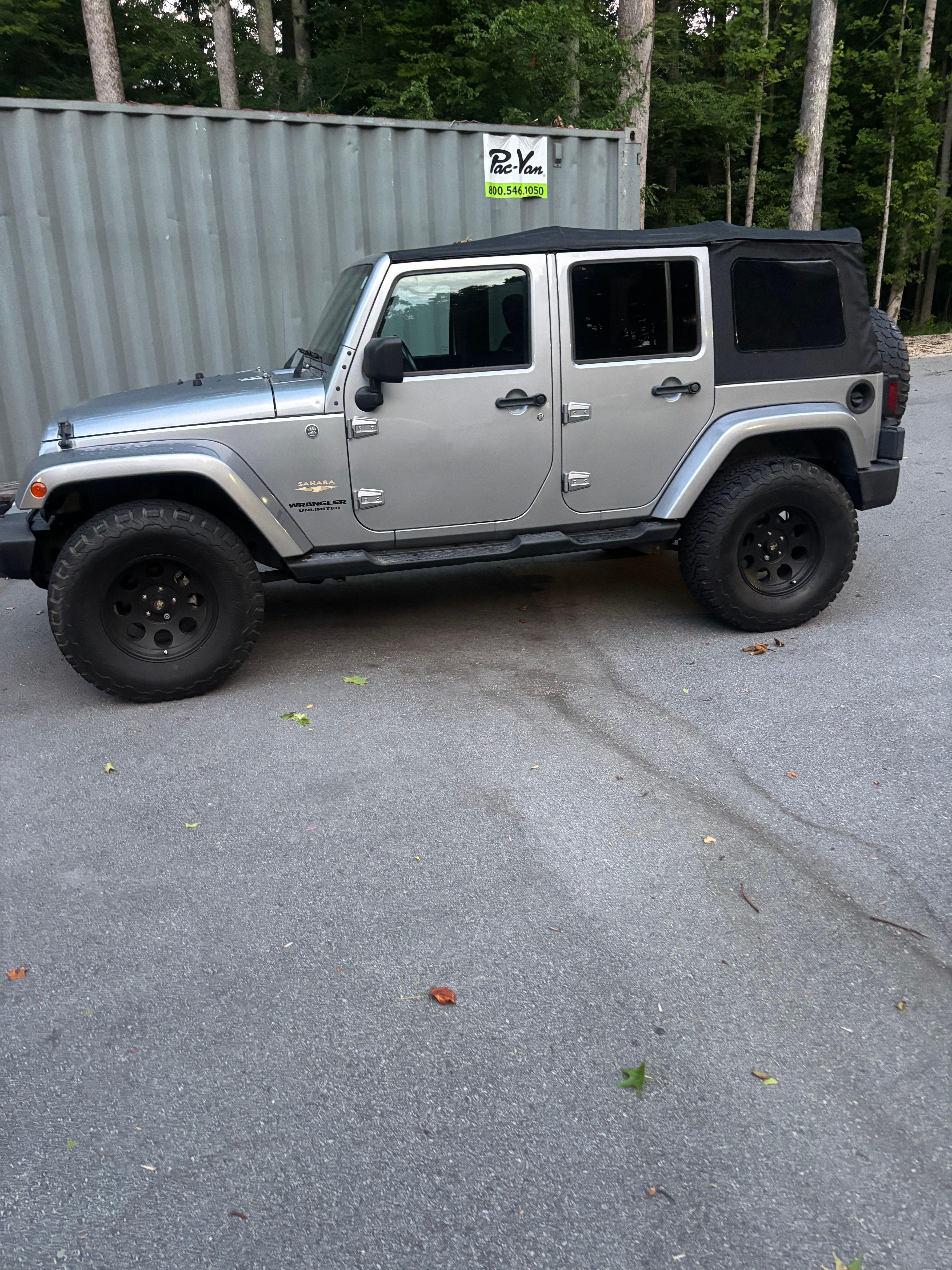 Used 2013 Jeep Wrangler Unlimited Sahara w/ Connectivity Group AWD/4WD image 9