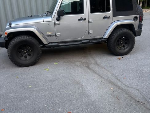 Used 2013 Jeep Wrangler Unlimited Sahara w/ Connectivity Group AWD/4WD image 9