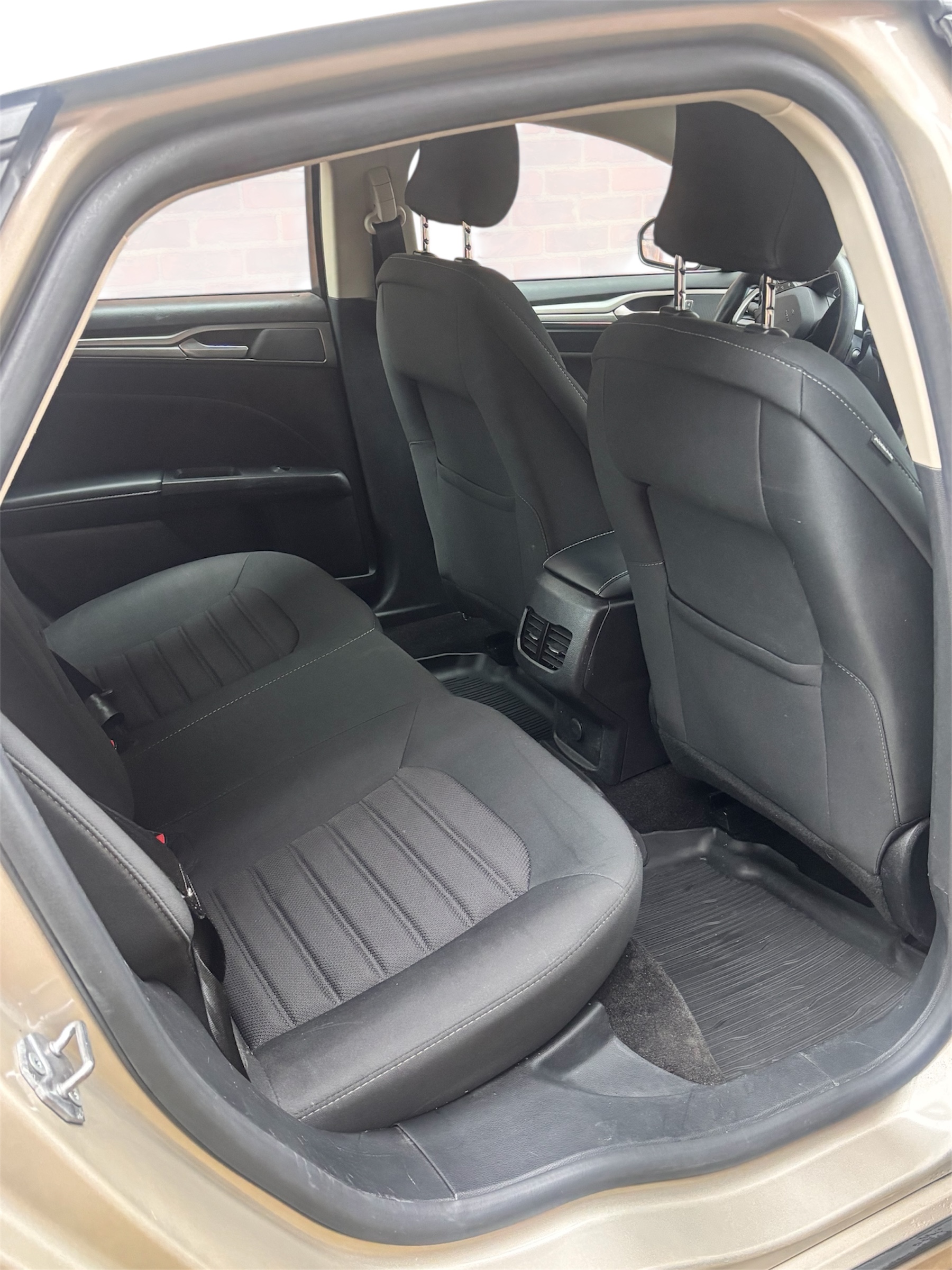 Used 2018 Ford Fusion SE w/ Fusion SE Technology Package FWD image 11