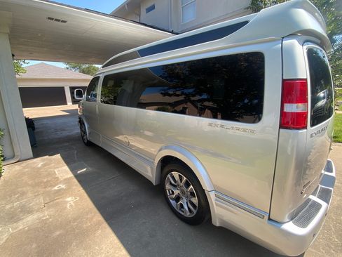 Used 2022 Chevrolet Express 2500 Extended image 5