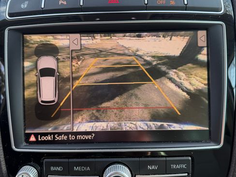 Used 2016 Volkswagen Touareg TDI image 17