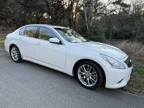 Used 2011 INFINITI G37 Journey w/ Premium Pkg image 5