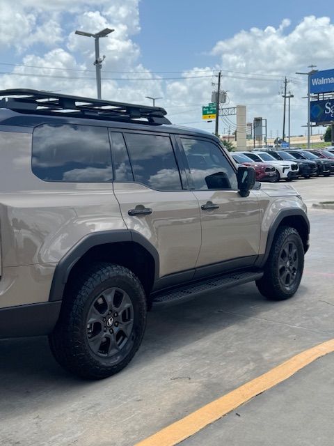 Used 2025 Lexus GX 550 w/ Accessory Package (CT) AWD/4WD image 4