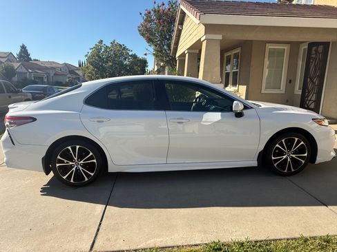 Used 2018 Toyota Camry SE w/ Moonroof Package FWD image 8