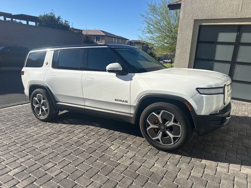 Used 2023 Rivian R1S Adventure image 1