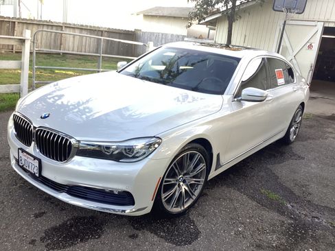 Used 2016 BMW 740i image 2