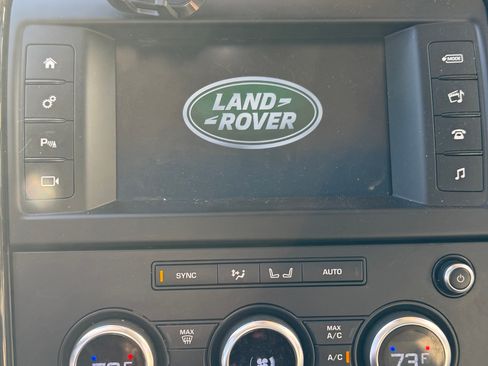 Used 2017 Land Rover Discovery SE image 15