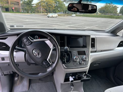 Used 2017 Toyota Sienna LE image 12