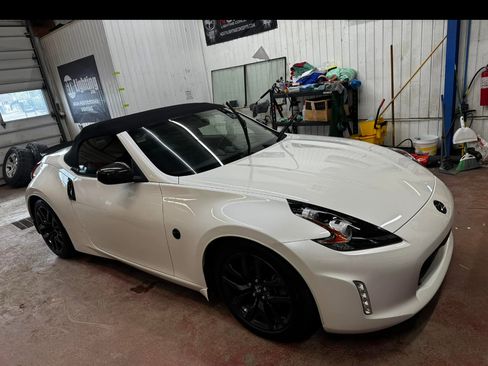 Used 2018 Nissan 370Z Roadster image 9