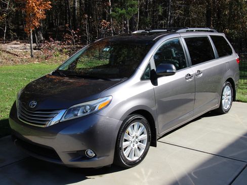 Used 2017 Toyota Sienna Limited image 1