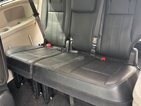 Used 2016 Chrysler Town & Country Touring-L image 18