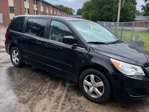 Used 2010 Volkswagen Routan SE FWD image 1