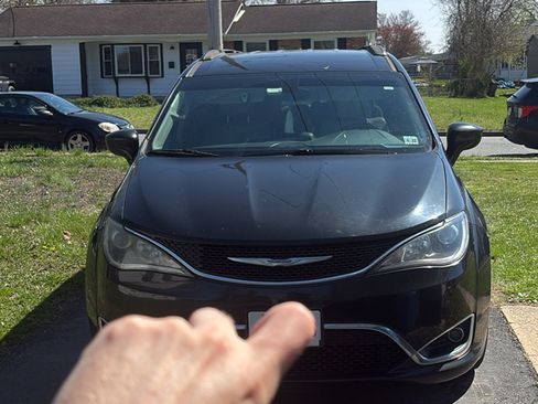 Used 2017 Chrysler Pacifica Touring-L w/ Tire & Wheel Group image 4