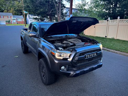Used 2019 Toyota Tacoma TRD Off-Road AWD/4WD image 27
