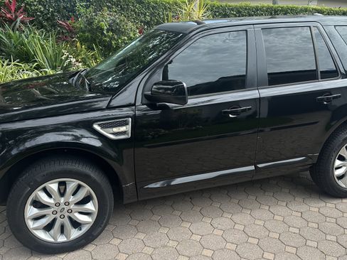 Used 2013 Land Rover LR2 HSE AWD/4WD image 2